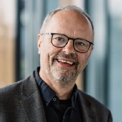 Robert Llewellyn — Distinguished Actor, Broadcaster and Sustainable Technology Advocate