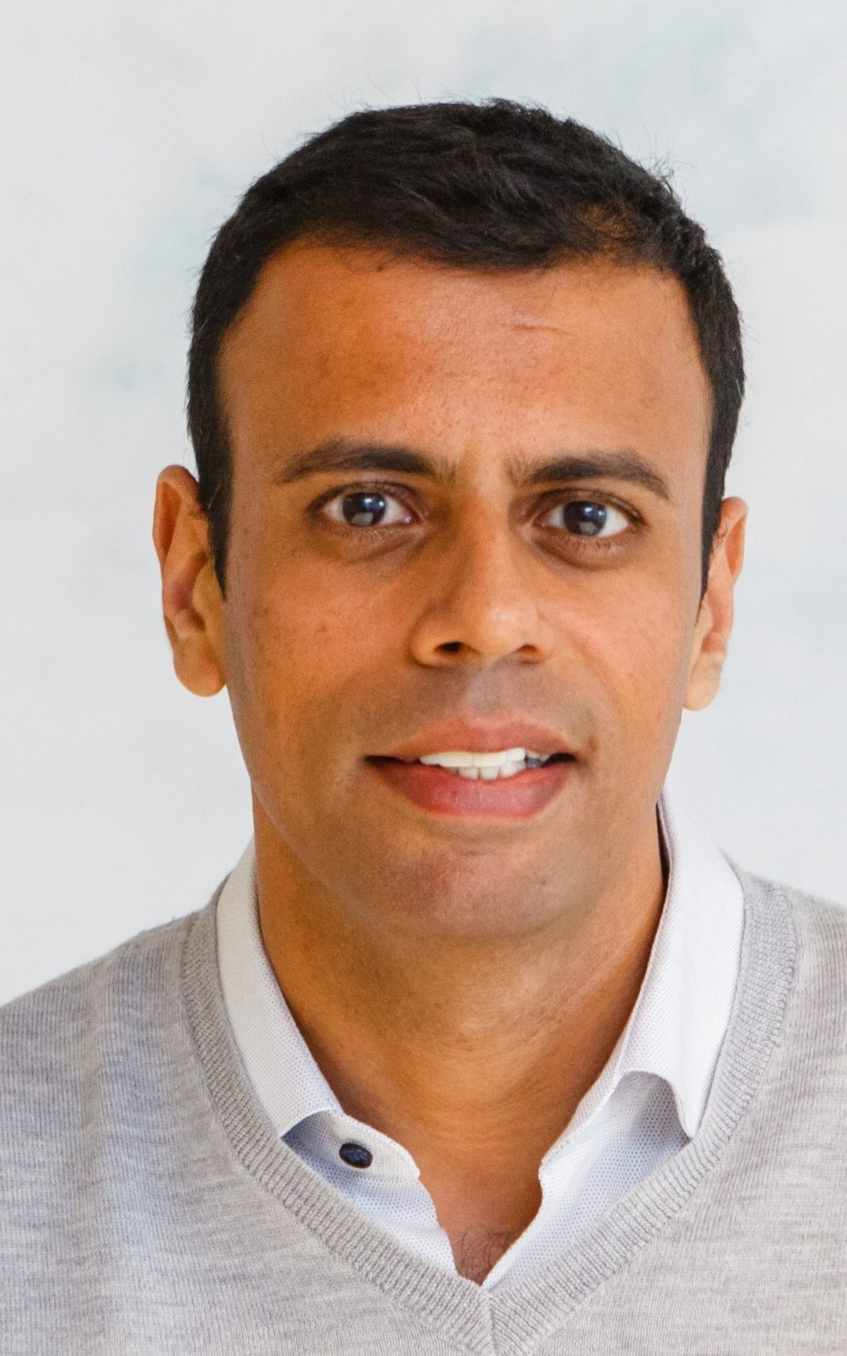 Sacha Deshmukh — Specialist in Global Strategy and Crisis Leadership