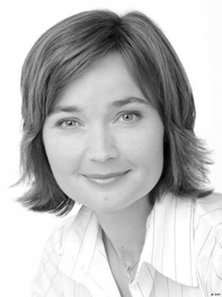 Monika Jones — Premier Bi-lingual Broadcaster and Financial Correspondent for Deutsche Welle
